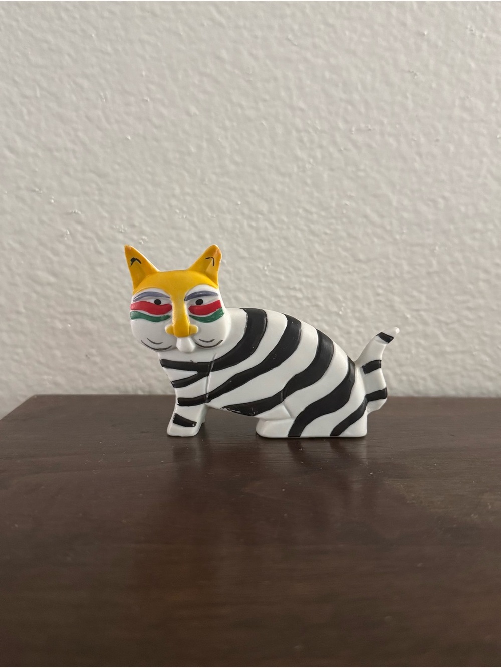 LAUREL BURCH style Ceramic Cat Figurine w/stripes